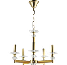 Lustră cu cinci brațe din metal de culoarea alamei cu elemente din sticlă și suspensie pe lanț.