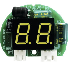 Afișaj digital cu 7 segmente pe o placă de circuit imprimat cu diverse componente electronice.