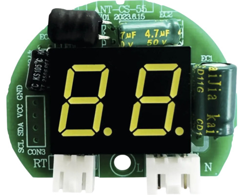 Afișaj digital cu 7 segmente pe o placă de circuit imprimat cu diverse componente electronice.