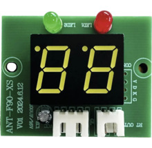 Modul electronic cu afișaj cu șapte segmente cu două cifre și două diode emițătoare de lumină pe o placă de circuit imprimat.