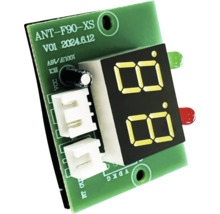 Modul de afișaj ANT-F90-XS cu afișaj cu diode luminiscente cu două cifre pe o placă de circuit verde.