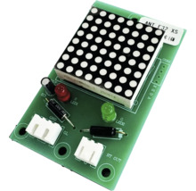 Modul electronic cu afișaj matricial de 8 pe 8 diode emițătoare de lumină, diode roșii și verzi și conectori pe placa de circuit imprimat verde.