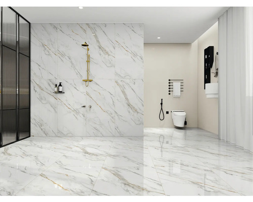 Baie luminoasă cu gresie de marmură, duș, toaletă și chiuvetă