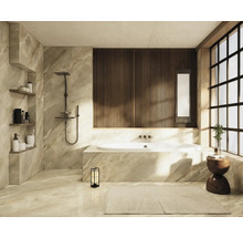 Baie modernă cu cadă, duș, pereți de marmură, lambriuri din lemn și fereastră mare