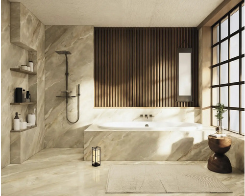 Baie modernă cu cadă, duș, pereți de marmură, lambriuri din lemn și fereastră mare