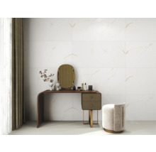 Decorarea peretelui cu plăci de format mare în baie cu lavoar și taburet