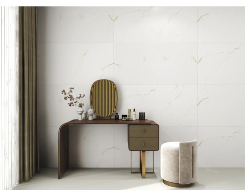 Decorarea peretelui cu plăci de format mare în baie cu lavoar și taburet