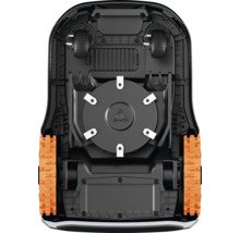 Partea inferioară a unui robot de tuns iarba cu mecanism de tăiere și roți