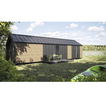 Casă modulară modernă cu fațadă din lemn și elemente metalice gri lângă un lac cu terasă și mobilier de grădină.