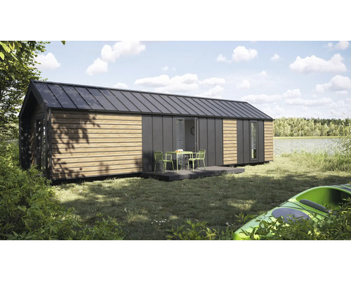 Casă modulară modernă cu fațadă din lemn și elemente metalice gri lângă un lac cu terasă și mobilier de grădină.