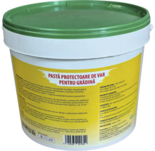 Găleată cu pastă protectoare pentru pomi în grădină