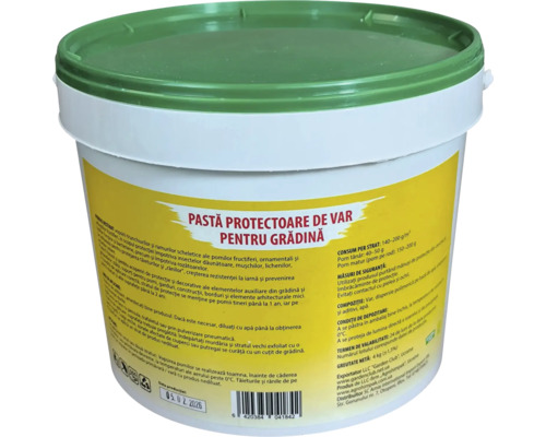 Găleată cu pastă protectoare pentru pomi în grădină