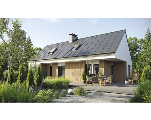 Casă modernă unifamilială cu acoperiș metalic antracit, fațadă din lemn și terasă mobilată într-o grădină luminoasă amenajată.