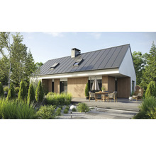 Casă modernă cu acoperiș din tablă fălțuită de culoare antracit, fațadă din lemn și terasă cu mobilier de grădină într-o grădină amenajată.