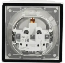 Inserție priză cu contact de protecție pentru instalații electrice cu ramă metalică și mărci de certificare.