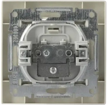 Mecanism de priză încastrat cu ramă metalică și borne cu șurub pentru instalații electrice.