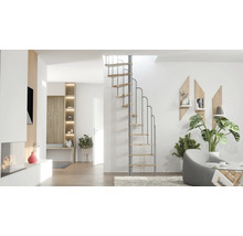 Living luminos cu scară spiralată, rafturi și plante de interior.