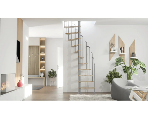 Living luminos cu scară spiralată, rafturi și plante de interior.