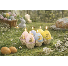 Scenă cu lumânări ou într-un ambalaj de carton pentru ouă cu motiv de iepurași