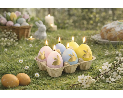 Scenă cu lumânări ou într-un ambalaj de carton pentru ouă cu motiv de iepurași