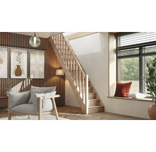 Cameră de zi cu scară din lemn, fotoliu și decorațiuni