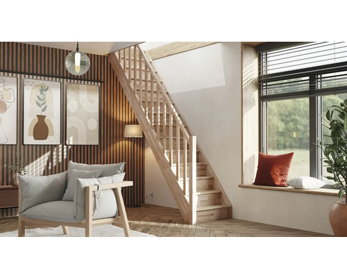 Cameră de zi cu scară din lemn, fotoliu și decorațiuni