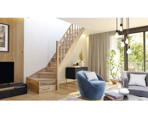 Spațiu de locuit luminos cu scară din lemn, fotoliu și decorațiuni pentru o ambianță confortabilă