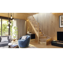 Cameră de zi luminoasă cu scară din lemn, canapea, fotoliu și mobilă TV