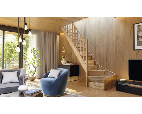 Cameră de zi luminoasă cu scară din lemn, canapea, fotoliu și mobilă TV