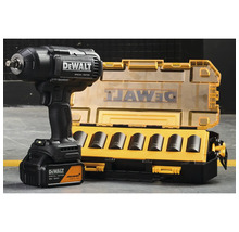 Mașină de înșurubat cu impact cu acumulator DeWalt McLaren Special Edition 18 Volți cu acumulator de 5 amperi oră și set de chei tubulare în valiză