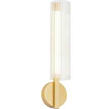 Aplică modernă din metal auriu cu un abajur vertical din sticlă striată.
