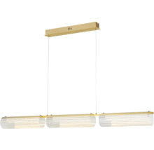 Lustră suspendată cu trei brațe, suport metalic auriu și trei abajururi alungite din sticlă striată pe o bară orizontală.