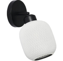 Aplică de perete cu suport metalic negru și abajur din material textil alb cu textură.