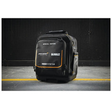 Rucsac pentru scule DeWalt ToughSystem 2.0 McLaren Special Edition din material robust cu mâner și bază ranforsată.