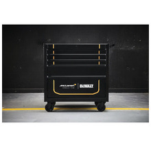Cărucior de scule DeWalt McLaren cu șase sertare și roți. McLaren Formula 1 Team Logo și DeWalt Logo.