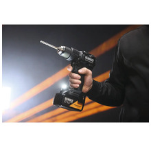 Mașină de găurit și înșurubat cu acumulator DeWalt Special Edition McLaren 18 Volt cu burghiu, ținută în mână.