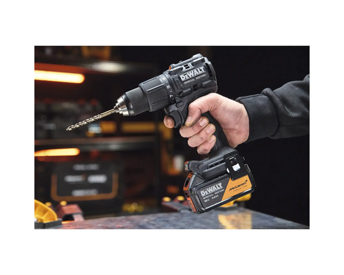 Mașină de găurit și înșurubat neagră DeWalt 18 Volt McLaren Formula 1 Team Special Edition ținută de o mână într-un atelier.