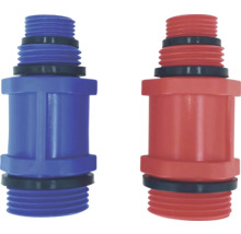 Două piese de racordare din plastic pentru distribuitoare, albastru și roșu, cu filet exterior și garnituri de cauciuc.