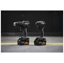 Mașină de găurit cu percuție și mașină de înșurubat cu impact DeWalt McLaren Special Edition 18 Volt cu acumulatori 4 Amperi oră.