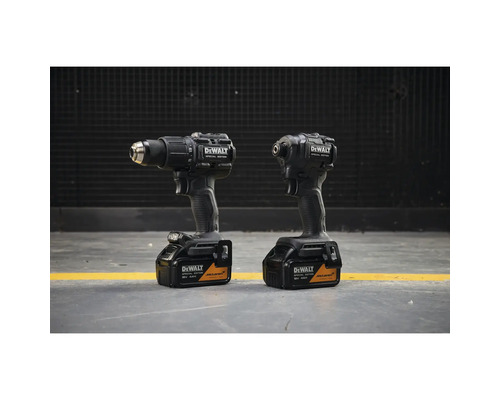 Mașină de găurit cu percuție și mașină de înșurubat cu impact DeWalt McLaren Special Edition 18 Volt cu acumulatori 4 Amperi oră.