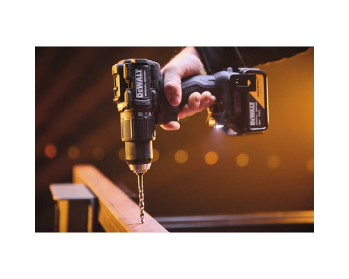 Mașină de găurit și înșurubat cu acumulator DeWALT Special Edition găurind o grindă de lemn.