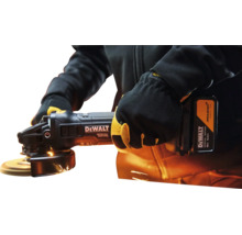 O persoană utilizează un polizor unghiular DeWalt ediție specială cu scântei luminoase. Acumulator 18 Volți și 5 Amperi-oră.