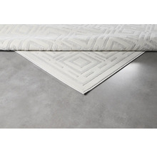 Covor cu model geometric de romburi și structură cu peri lungi și scurți.