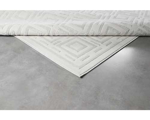 Covor cu model geometric de romburi și structură cu peri lungi și scurți.