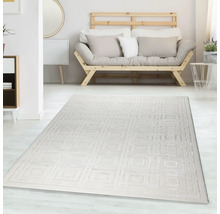 Covor modern cu model geometric de pătrate într-o sufragerie luminoasă și organizată cu mobilier din lemn.