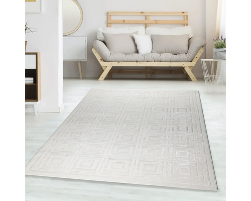 Covor modern cu model geometric de pătrate într-o sufragerie luminoasă și organizată cu mobilier din lemn.