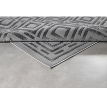 Covor cu model geometric de romburi, fir lung, textură moale și margine festonată.