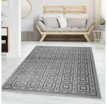 Covor gri cu model geometric pătrat într-o cameră de zi modernă și luminoasă, cu o canapea din lemn.