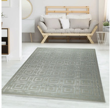 Covor dreptunghiular modern cu model geometric în carouri într-o cameră de zi luminoasă cu canapea din lemn și mobilier minimalist.