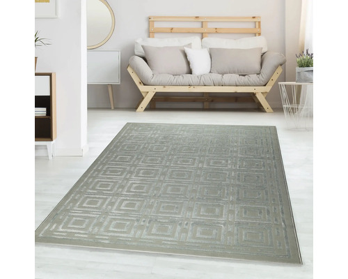 Covor dreptunghiular modern cu model geometric în carouri într-o cameră de zi luminoasă cu canapea din lemn și mobilier minimalist.